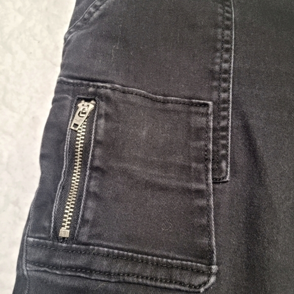 2/$25 🌿 Hollister | Black Cropped Skinny Pants - Picture 5 of 13